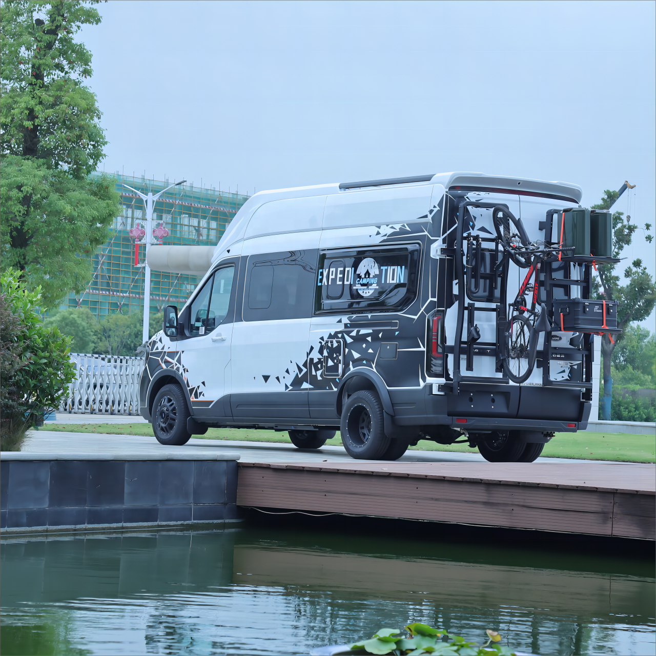 QXN RV JMC Used Ford V363Pro Diesel Bus 4 Leather Seats Automatic Gear Box Turbo Engine R16 Tire Size Hydraulic RWD JMC Bus