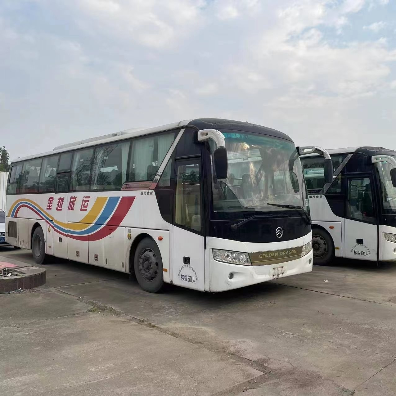 Neat Use of Medium to Large Luxury Buses with 60 Seats and No Accidents