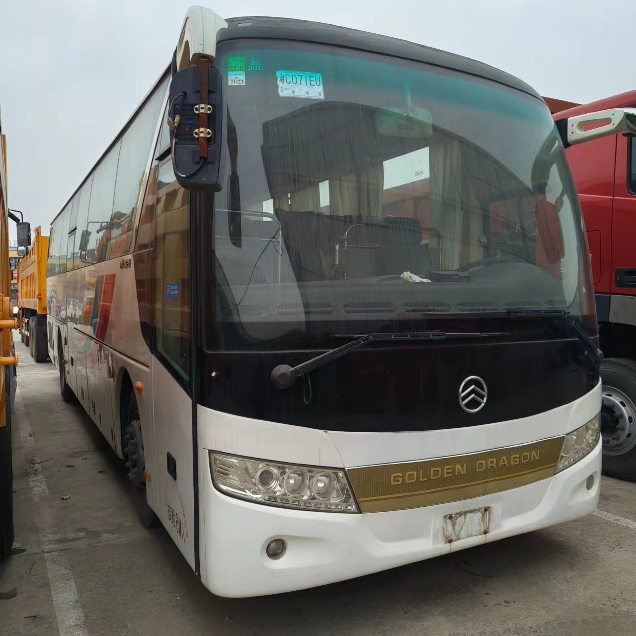 Neat Use of Medium to Large Luxury Buses with 60 Seats and No Accidents