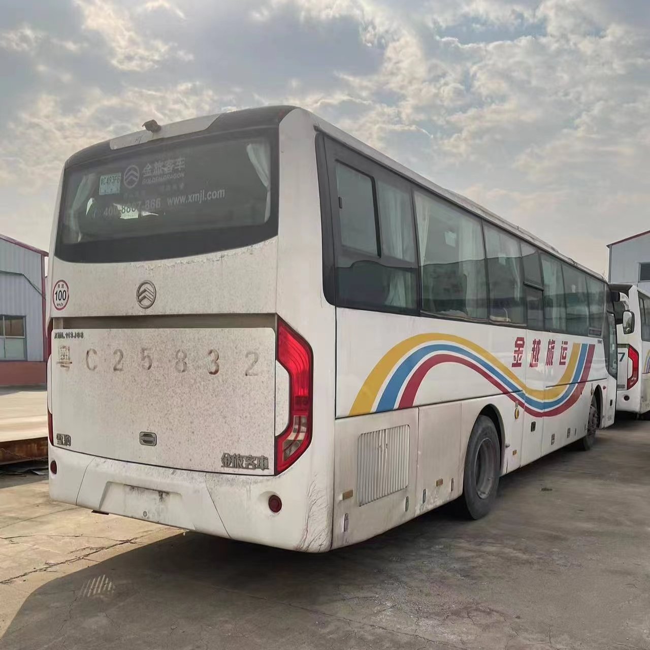 Neat Use of Medium to Large Luxury Buses with 60 Seats and No Accidents