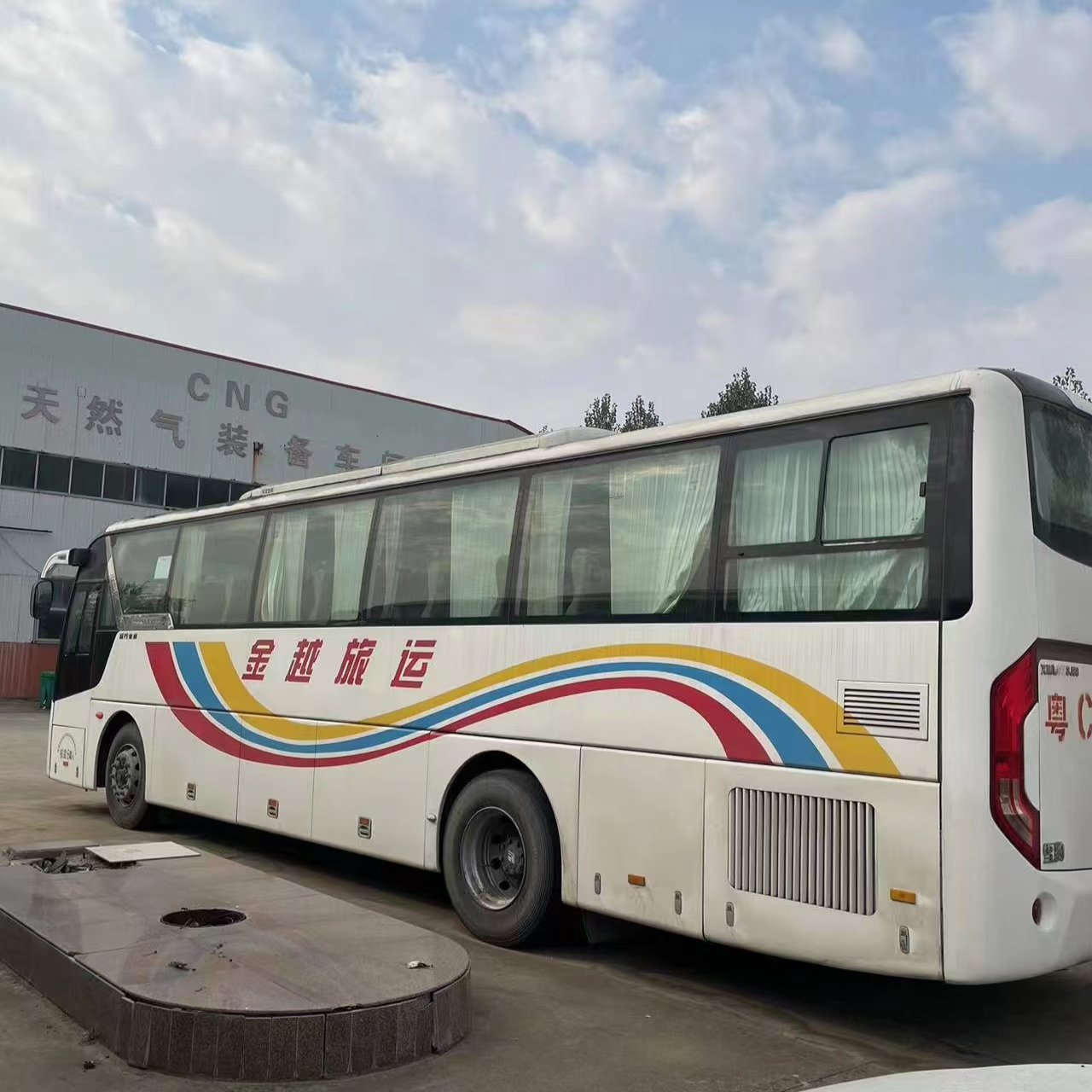 Neat Use of Medium to Large Luxury Buses with 60 Seats and No Accidents