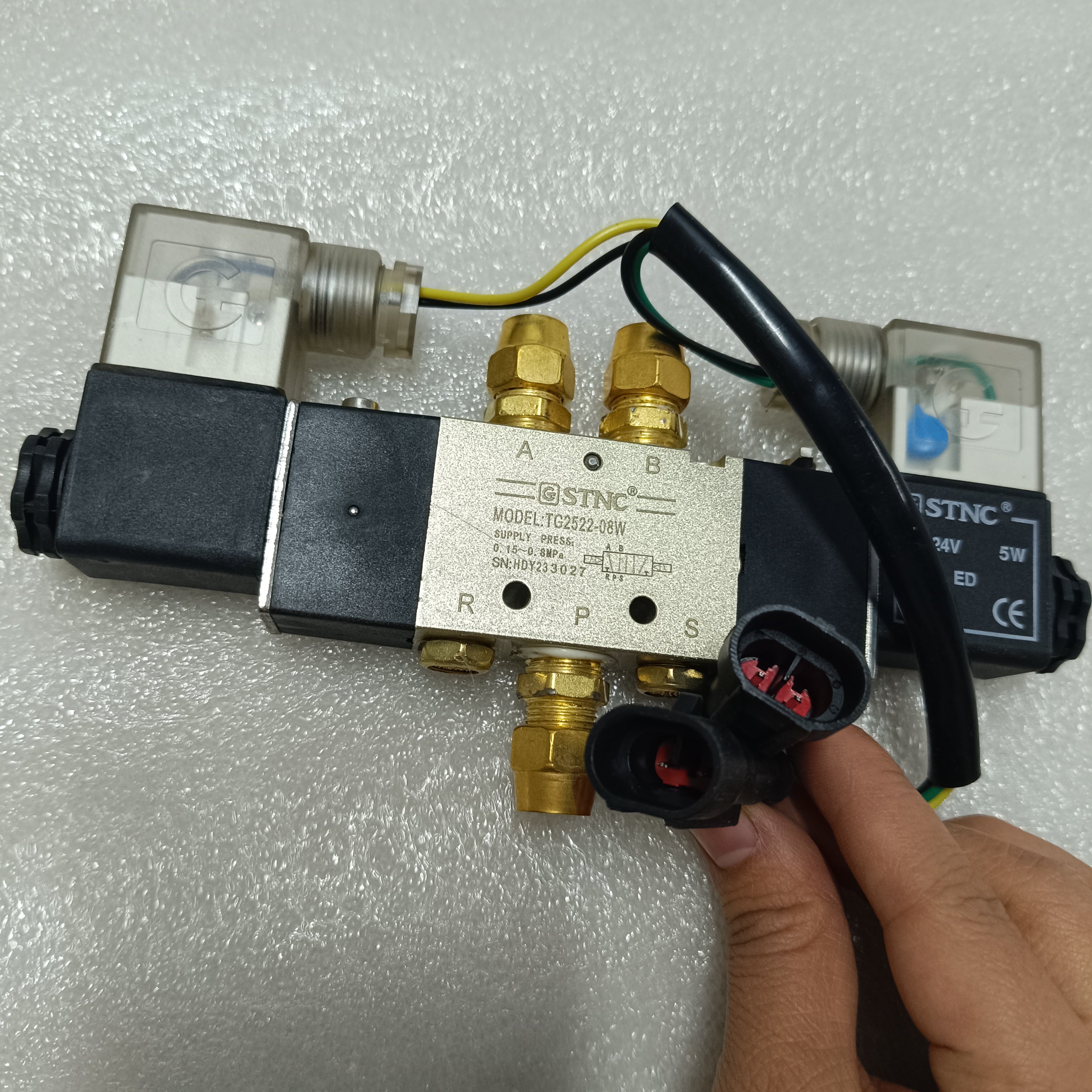 New Condition Pneumatic Solenoid Valves Bus Passenger Door Pump for Yutong Higer Bus Parts Competitive Prices