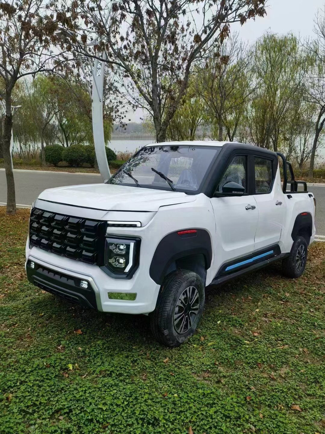 Newly Designed Electric Car Mini Pickup Trucks Cargo Four-door Four-seater Mini Electric Pickup Truck