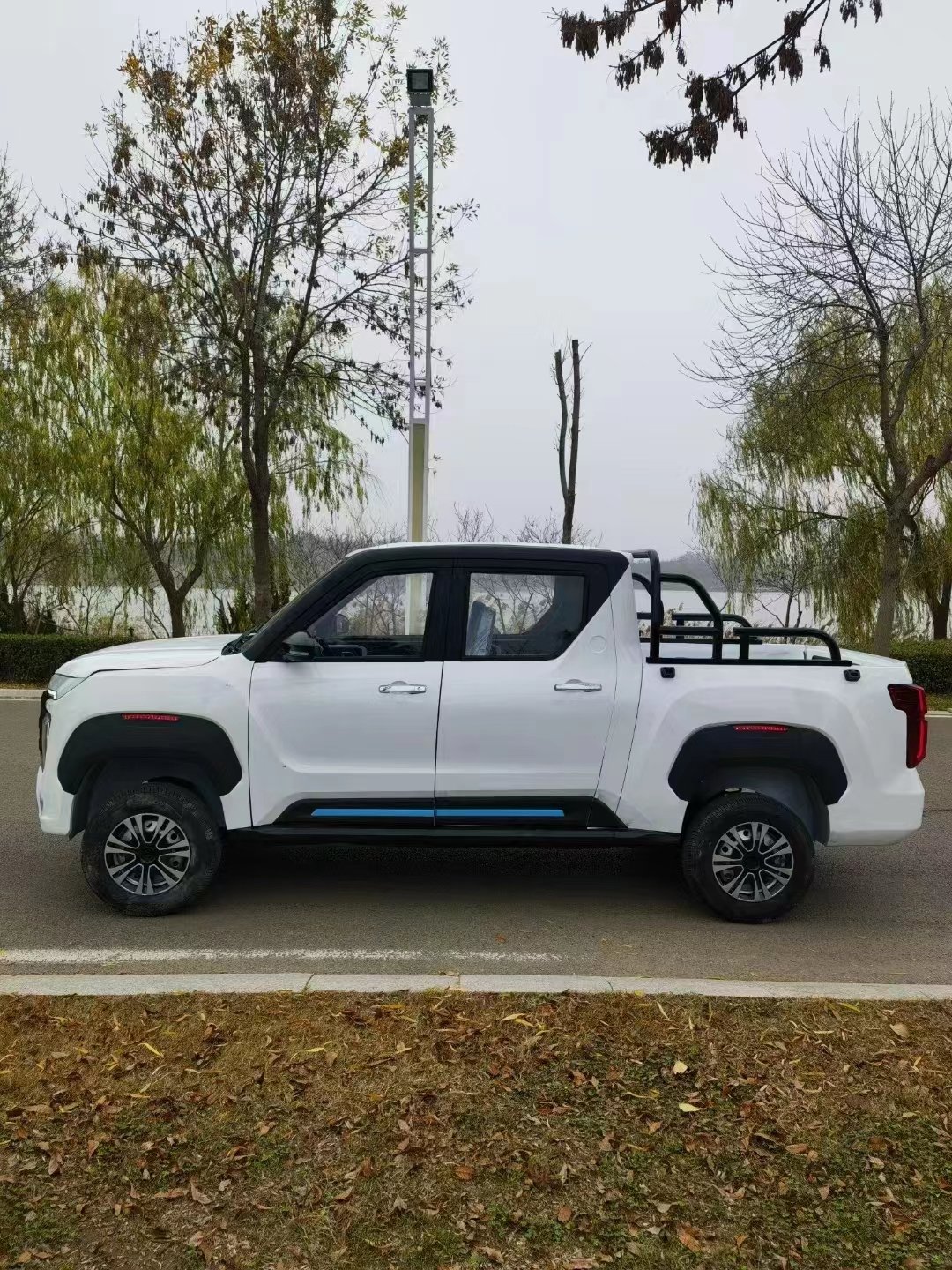 Newly Designed Electric Car Mini Pickup Trucks Cargo Four-door Four-seater Mini Electric Pickup Truck