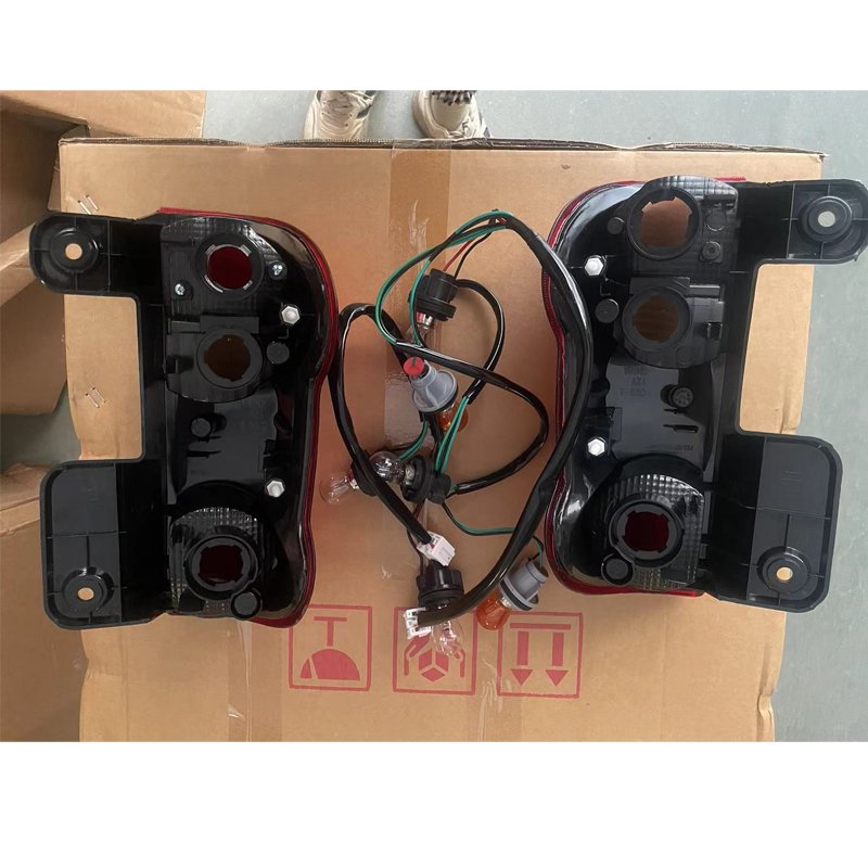 GELING Auto Parts Spare Body Kits Rear Lights Tail Lamp Taillight 26550-JX00A 26555-JX31A for Nissan NV200 2015 2016 2018 2019