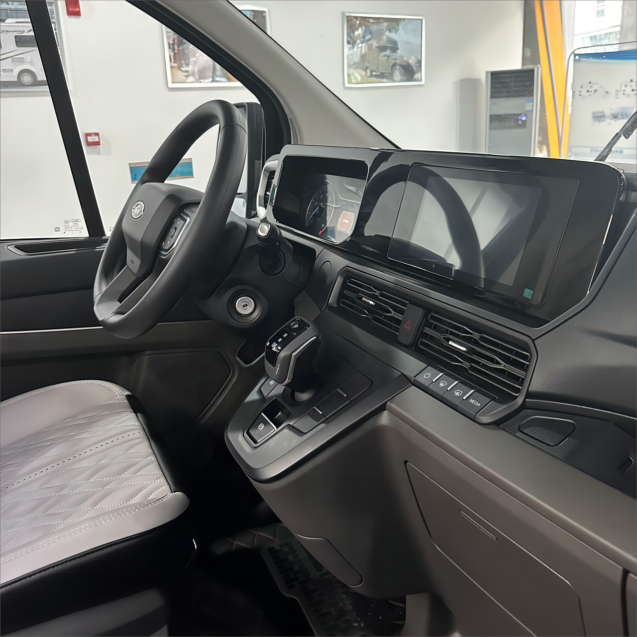 QXN RV V362 Diesel 6-Seater Used Car Turbo Engine Automatic Gearbox Hydraulic Steering System R16 Tire Size FWD Bus Type