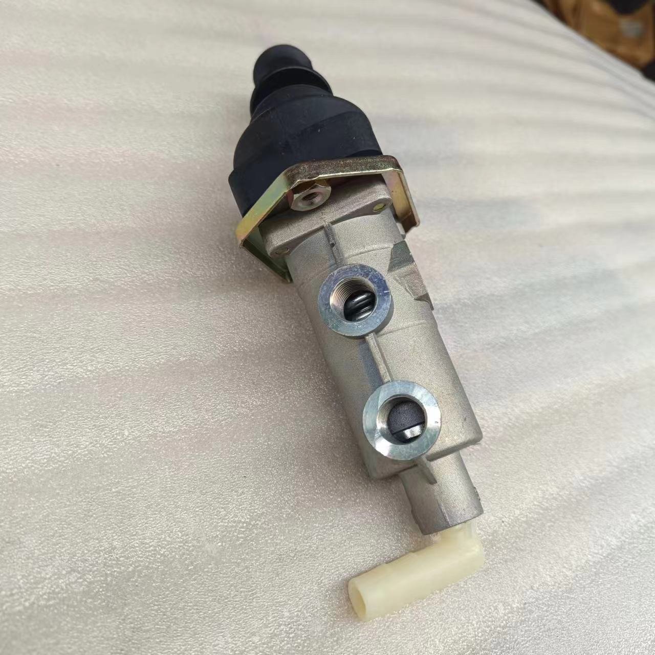 Bus Spare Parts 77M020A Manual Reverse Acting Brake Valve Hand Brake Valve