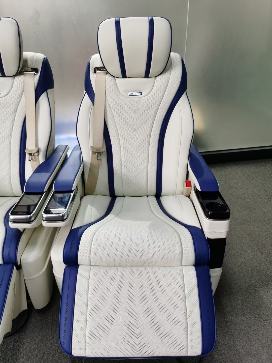2022 Latest Design Factory Luxury Seats for Van Electric Footrest Van Seating for MINI BUS Luxury Van VIP