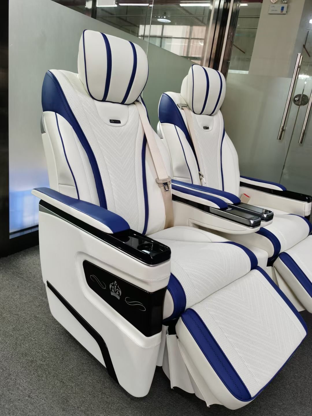 2022 Latest Design Factory Luxury Seats for Van Electric Footrest Van Seating for MINI BUS Luxury Van VIP
