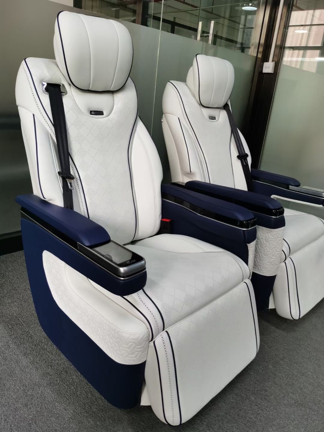 2022 Latest Design Factory Luxury Seats for Van Electric Footrest Van Seating for MINI BUS Luxury Van VIP