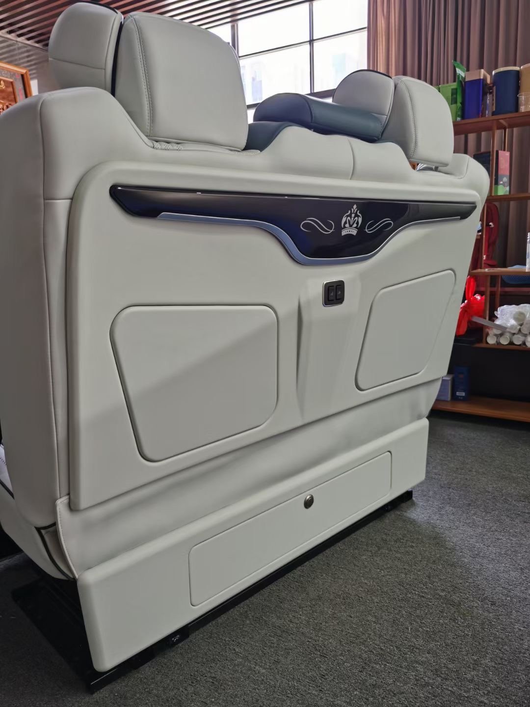 2022 Latest Design Factory Luxury Seats for Van Electric Footrest Van Seating for MINI BUS Luxury Van VIP