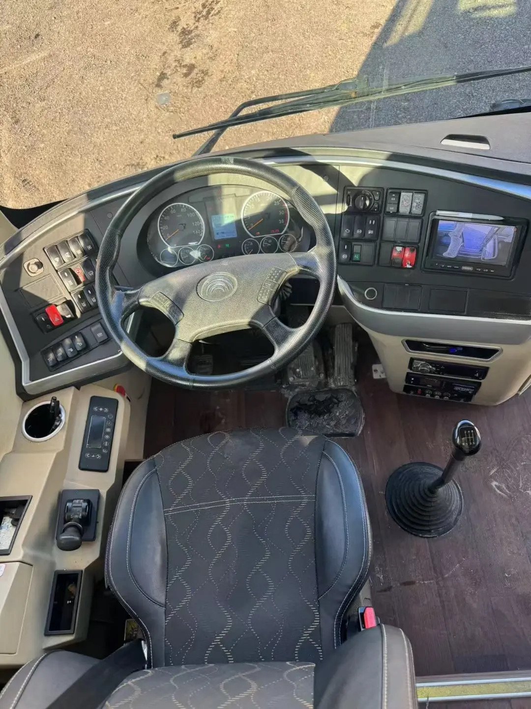 Best Selling 32-Seater Yutong Mini Bus RHD Diesel Used Buses for Sale in China Manual Transmission