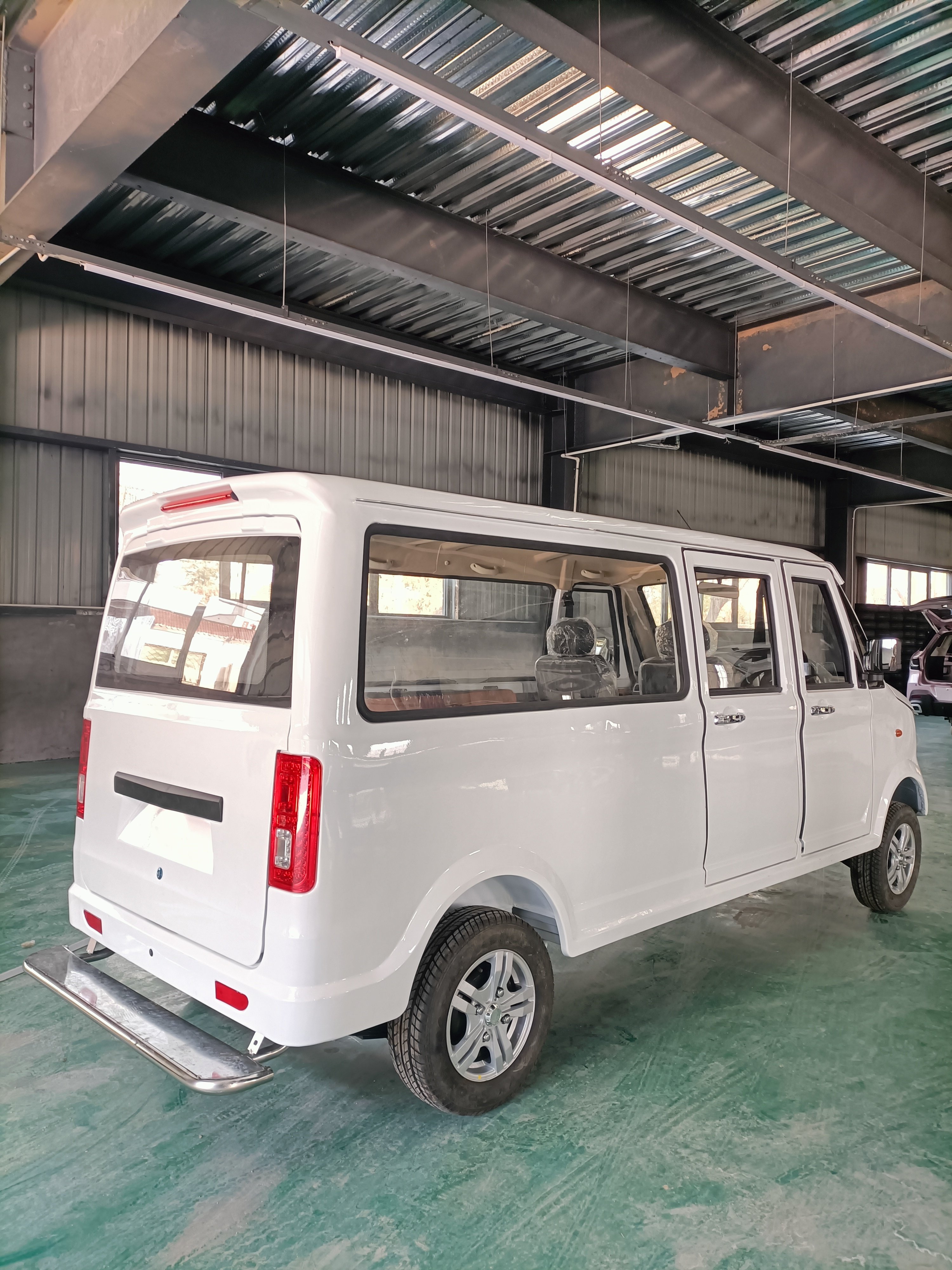 High Quality Right Hand Mini Electric Passenger Van with Single Drive Motor RWD Fabric Seats Rear Camera for Sale