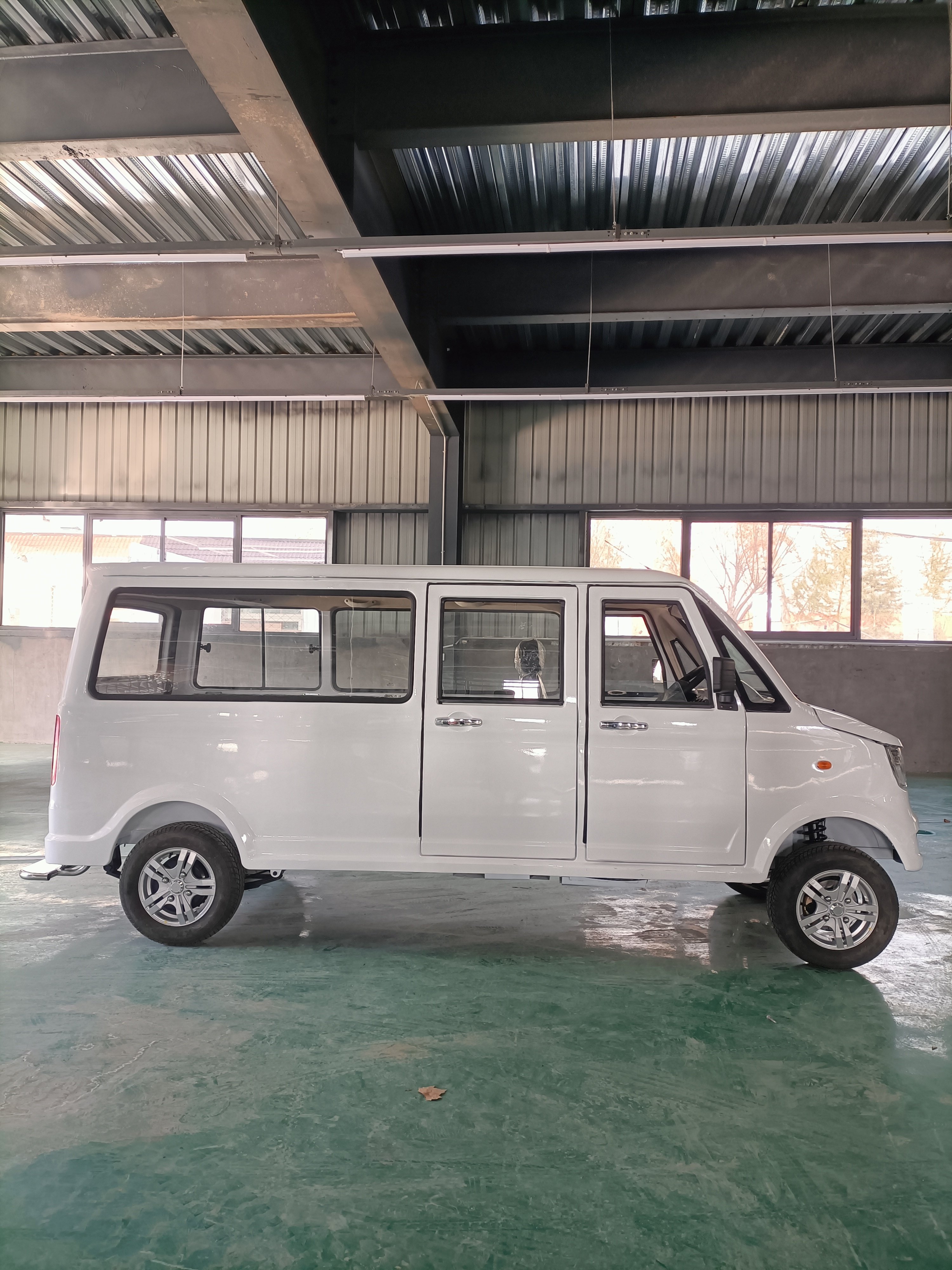 High Quality Right Hand Mini Electric Passenger Van with Single Drive Motor RWD Fabric Seats Rear Camera for Sale