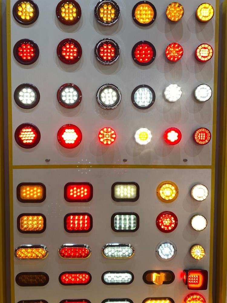 Factory Price 10-30V 4W Trailer Tail Lights Indicator Front Position Signal Lights LED Truck Lights with Emark ADR