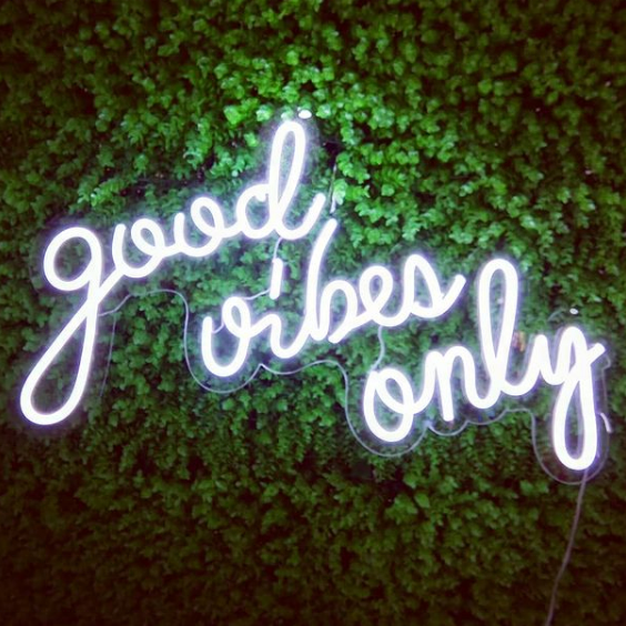 Koncept Drop Shipping 20inch New Arrival Wedding Home Custom Made Wall Mounted Letter Light Good Vibes Only Neon Sign