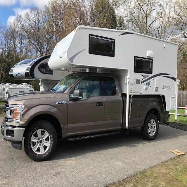 USA New Off-Road Mobile RVs Modern Motorhomes for Camping Adventure Big Space RV Caravan Mobile Travel Home Outdoor Camper Van