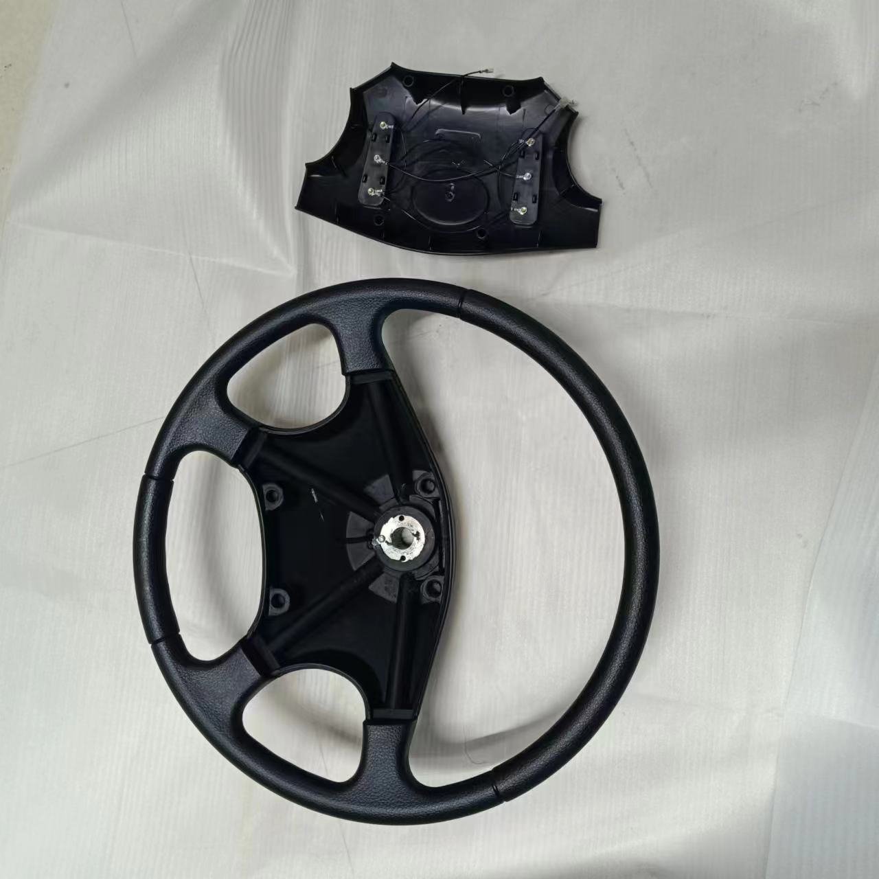 Universal Luxury Sports-Style Leather PVC Steering Wheel for Yutong Higer Kinglong Buses with White Stitching Bus Interior Parts
