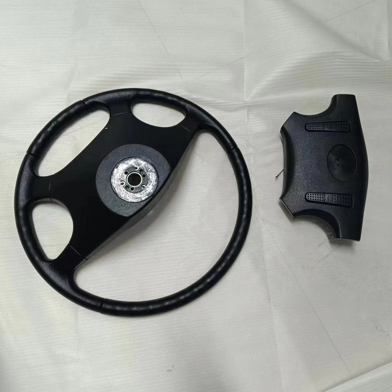Universal Luxury Sports-Style Leather PVC Steering Wheel for Yutong Higer Kinglong Buses with White Stitching Bus Interior Parts