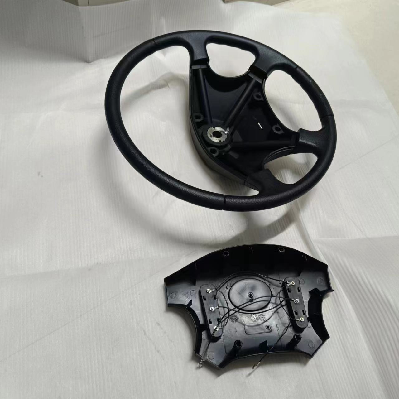 Universal Luxury Sports-Style Leather PVC Steering Wheel for Yutong Higer Kinglong Buses with White Stitching Bus Interior Parts