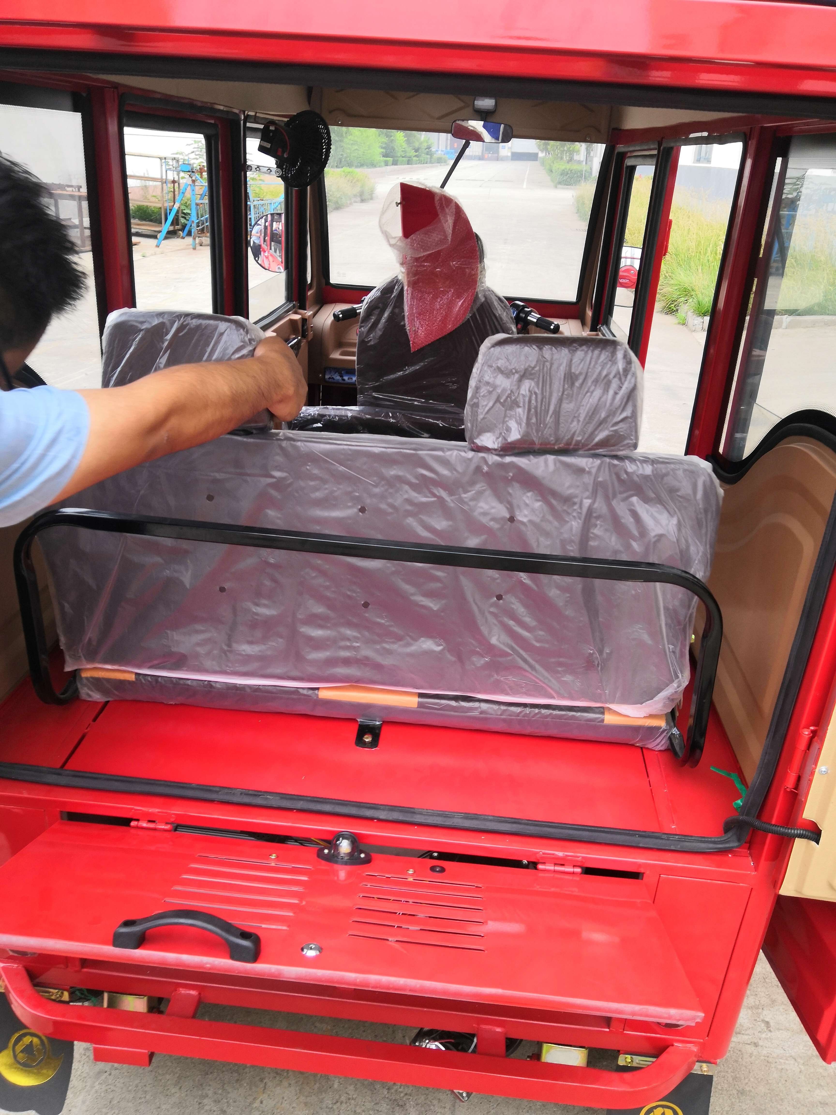 Large Space Enclosed 4-door 6-seater Electric Tricycle with air Conditioning