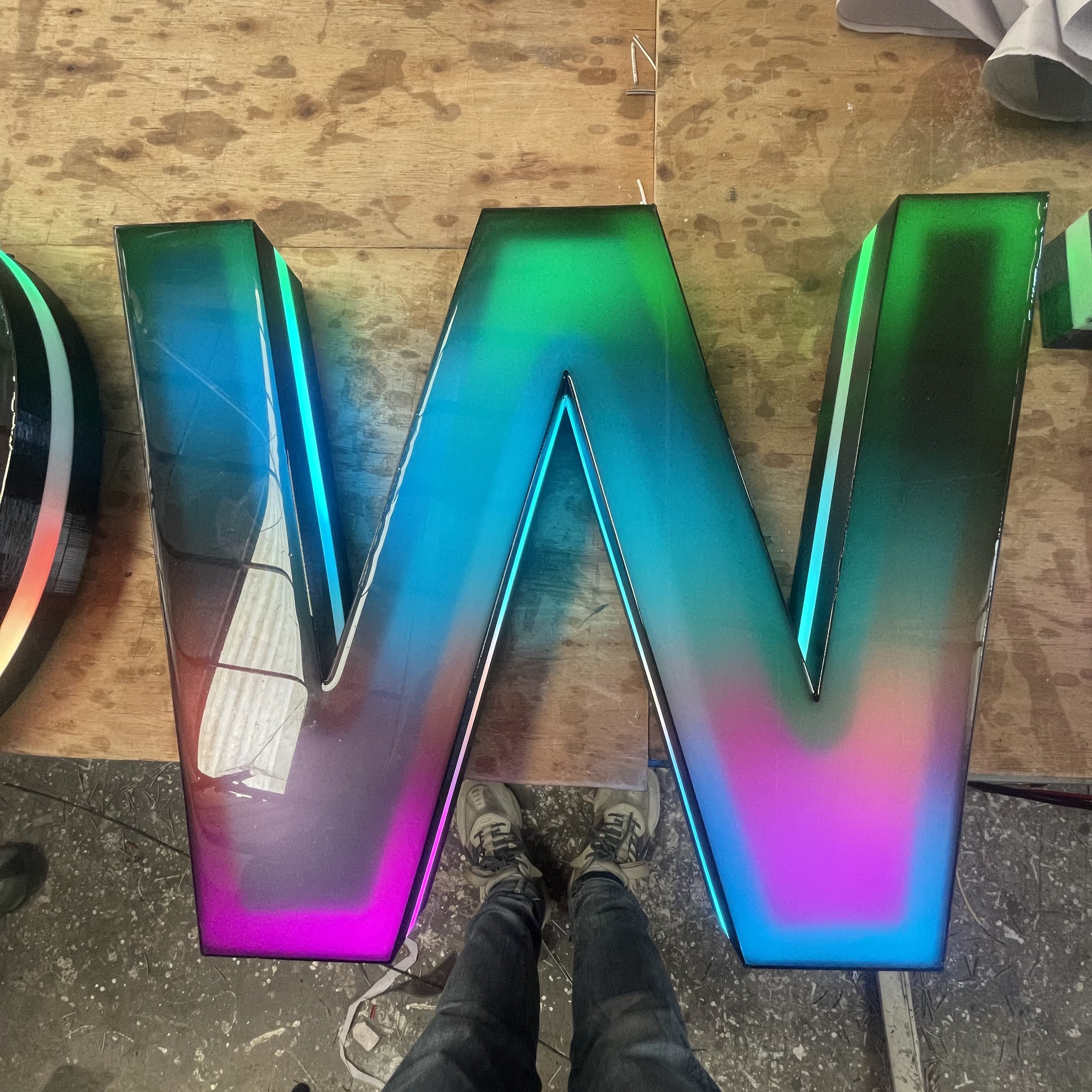 Customizable Full-Color LED Luminous Letters Adjustable Acrylic Signs for Outdoor Advertising in Hotels Entertainment Venues
