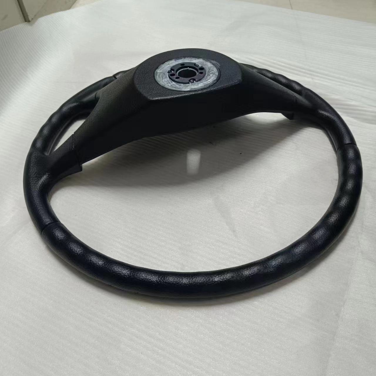 Universal Luxury Sports Style Leather PVC Steering Wheel for Yutong Zhongtong Higer Kinglong Buses White Stitching Bus Interiors