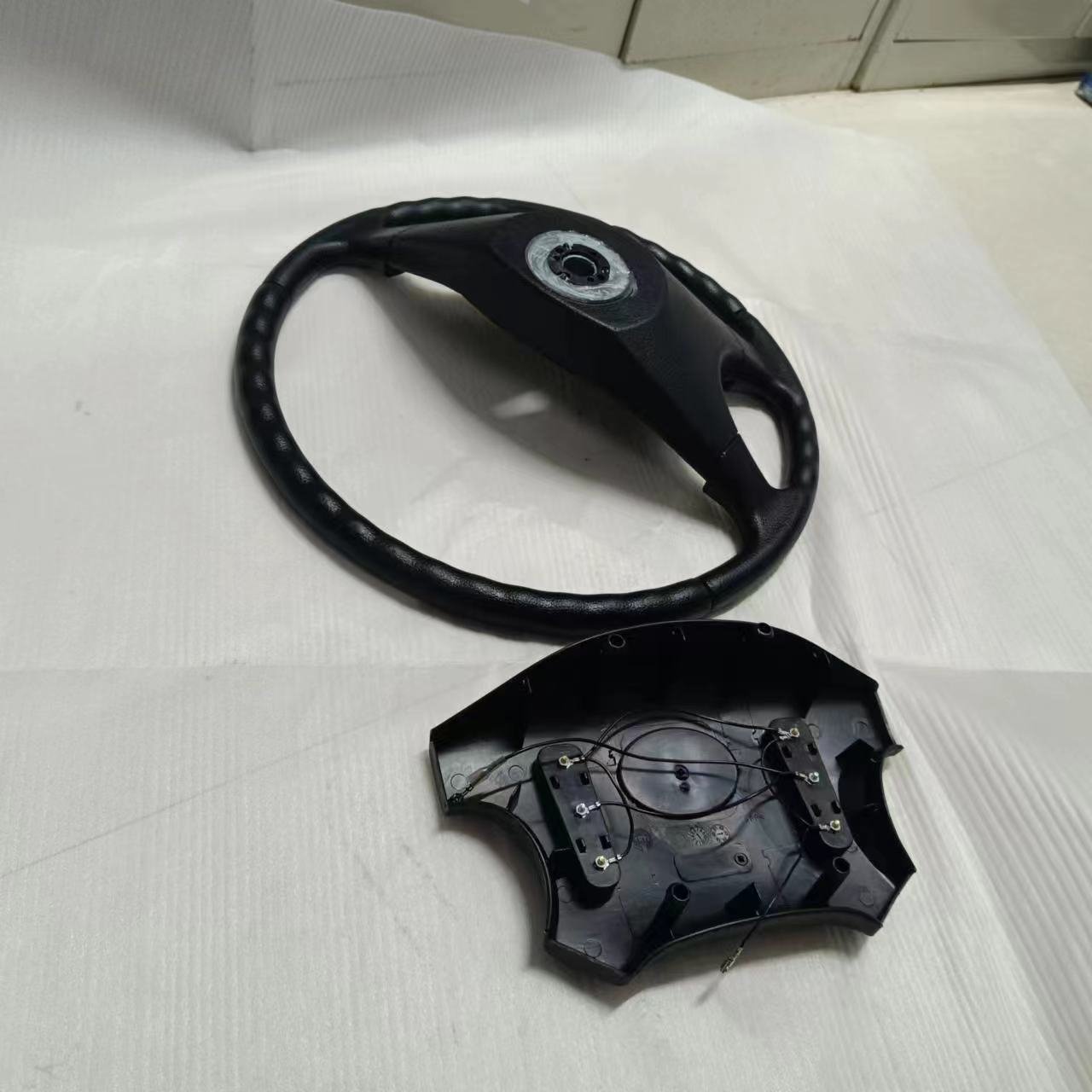 Universal Luxury Sports Style Leather PVC Steering Wheel for Yutong Zhongtong Higer Kinglong Buses White Stitching Bus Interiors