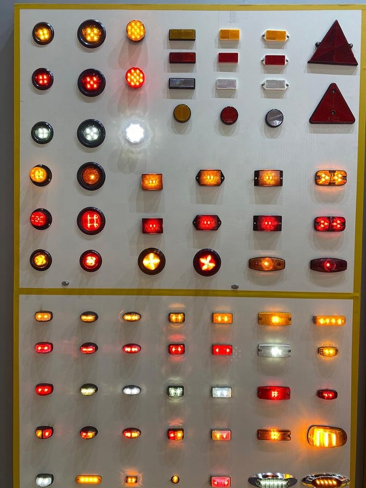 Emark Approval IP67 12V Front Position Truck Trailer Light 9PCS LED Signal Light LED Trailer Lights