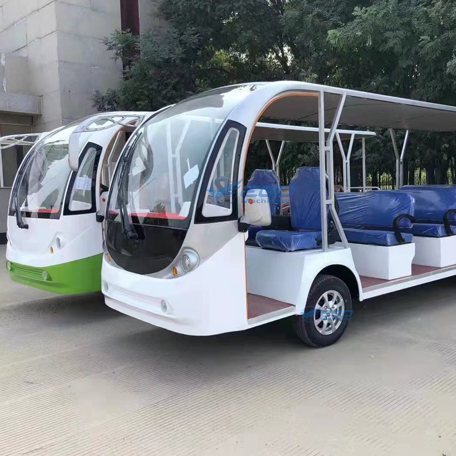 8 Seater Enclosed Luxury Four Wheeled Sightseeing Bus Mini Tourist Sightseeing Bus Electric Sightseeing Bus for Sale