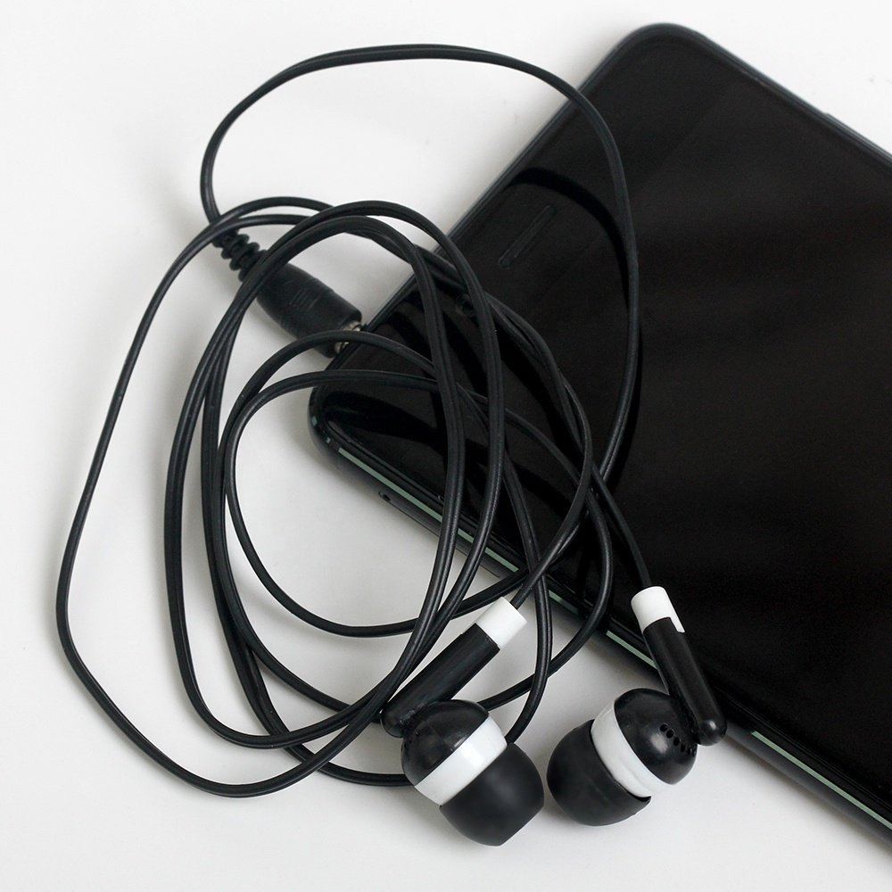Disposable Colorful Wired In-Ear Earphones Cheapest Stereo Earbuds Headphone for Bus or Train or Plane for School Library