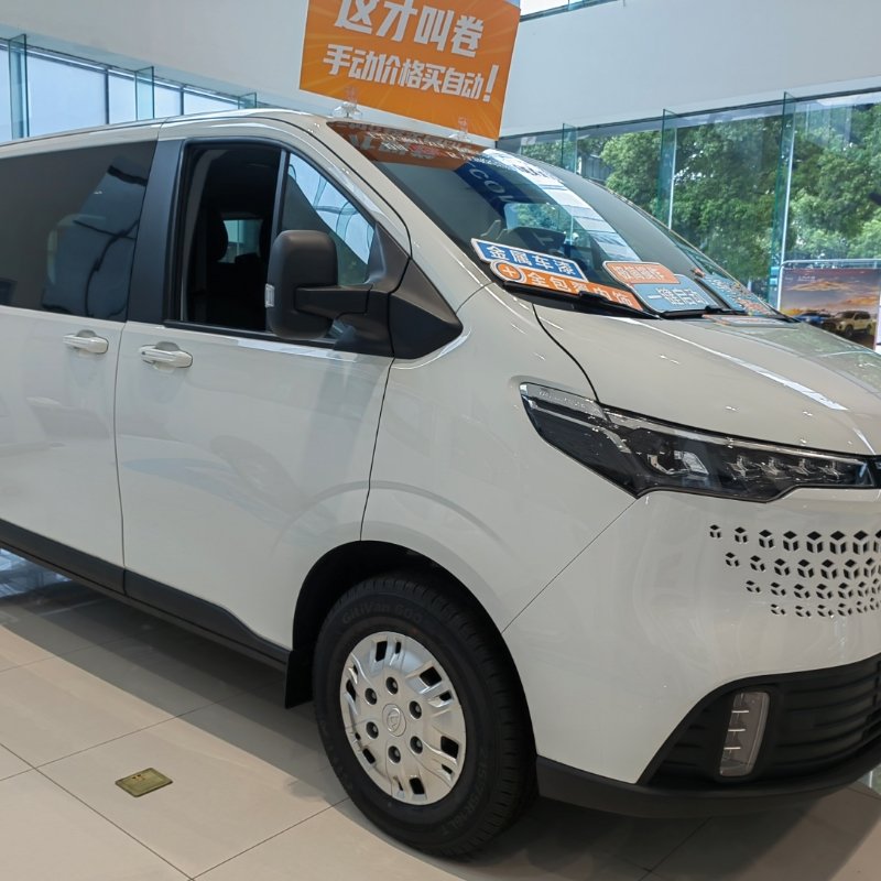 2024 New Model 2.0T Engine 125HP L4 Diesel 6 Seats Light Bus SAIC Maxus Xintu V70