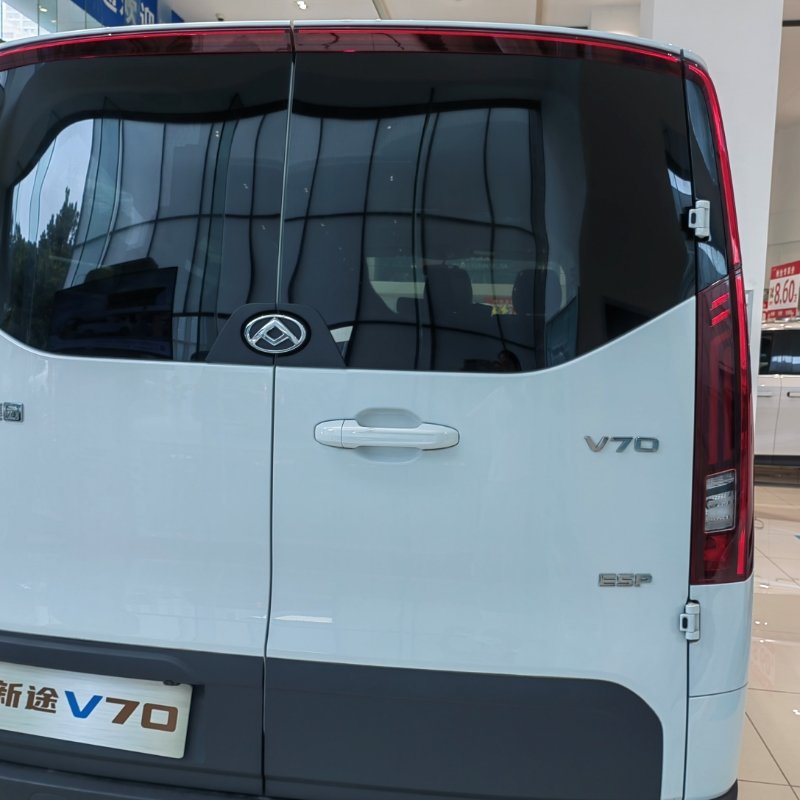 2024 New Model 2.0T Engine 125HP L4 Diesel 6 Seats Light Bus SAIC Maxus Xintu V70