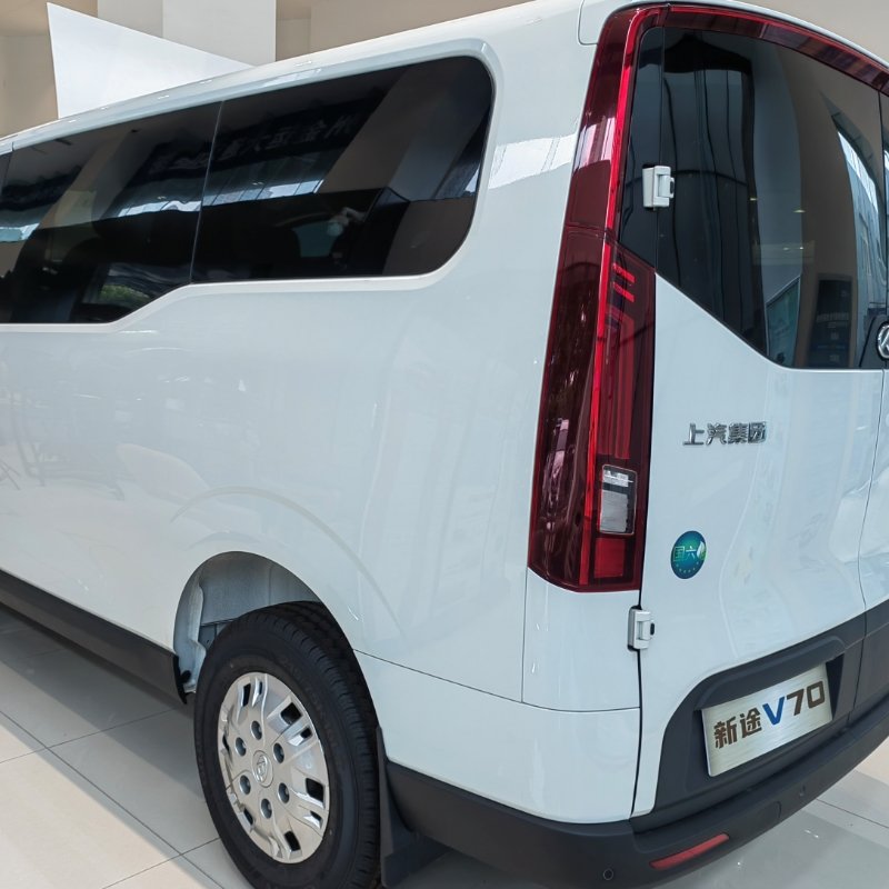 2024 New Model 2.0T Engine 125HP L4 Diesel 6 Seats Light Bus SAIC Maxus Xintu V70