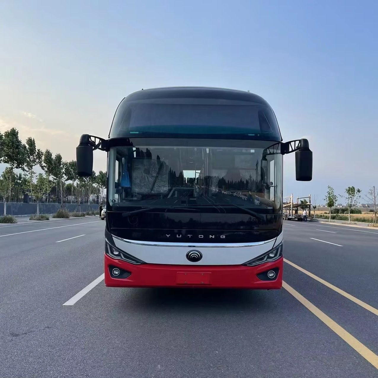 Top Quality Used Chinese Bus 2015 Year Yu Tong with 56 Seats Model 6137 375weichai Engine