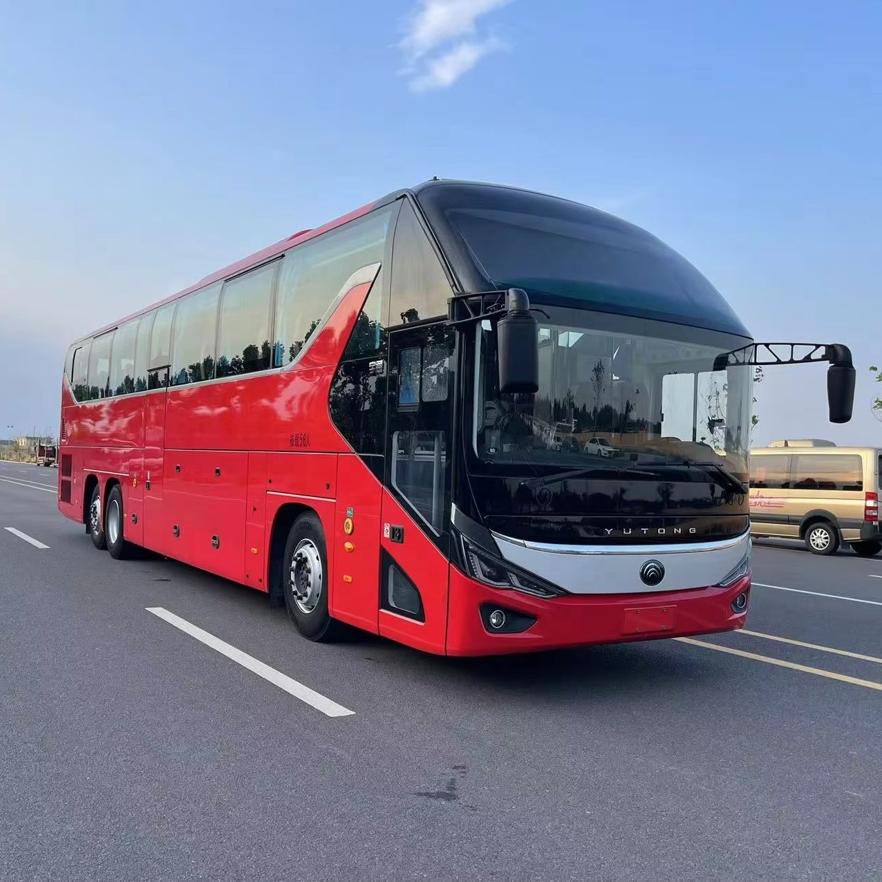 Top Quality Used Chinese Bus 2015 Year Yu Tong with 56 Seats Model 6137 375weichai Engine