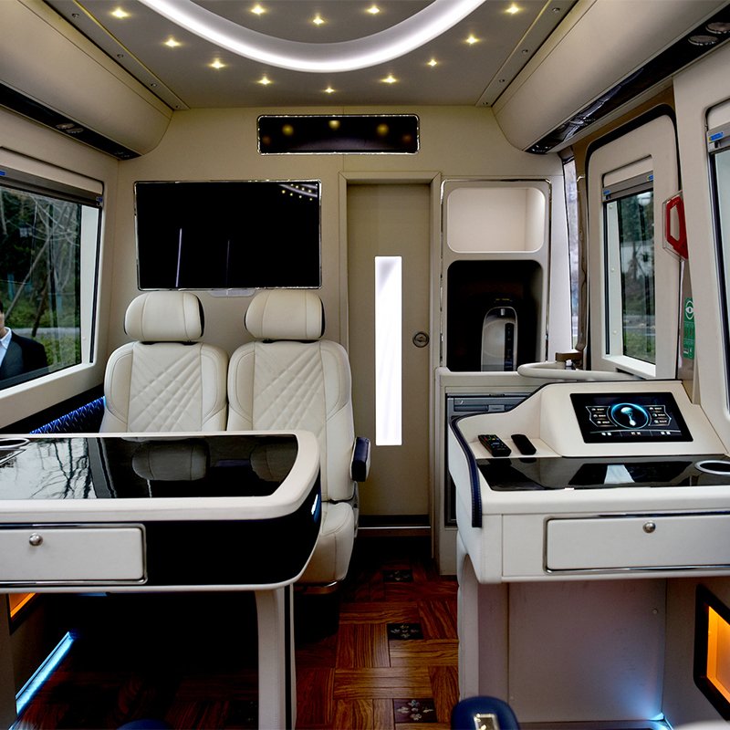 Hot Selling YUTONG T7 Passenger Bus 2021 Model Gasoline Customized Edition Electric Mini Bus New and Used Cars Made in China