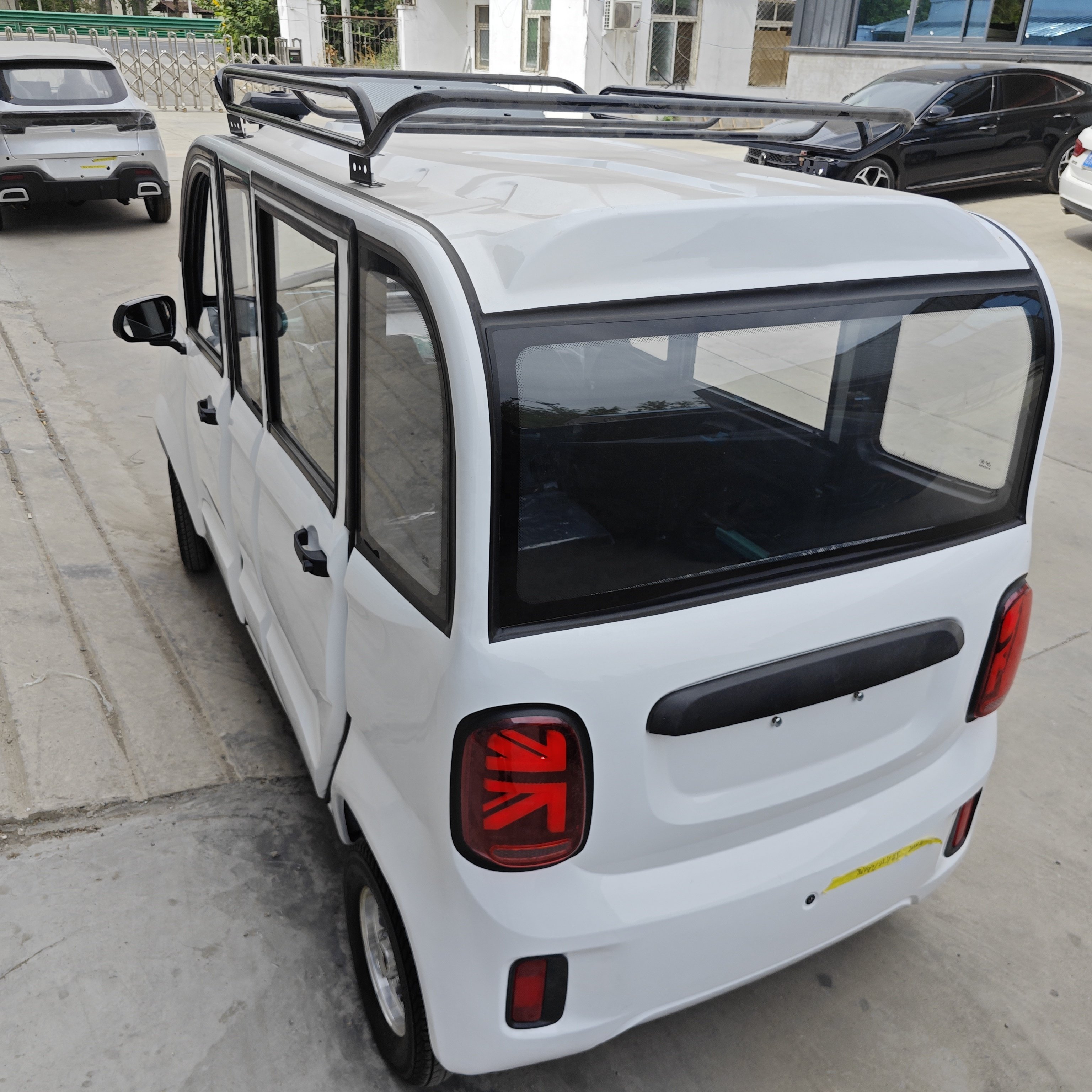 Made in China Hybrid MINI Ev BUS Cheap and Hot Sale Electric Bus Mini Electric E Car for Adults New Energy Vehicle