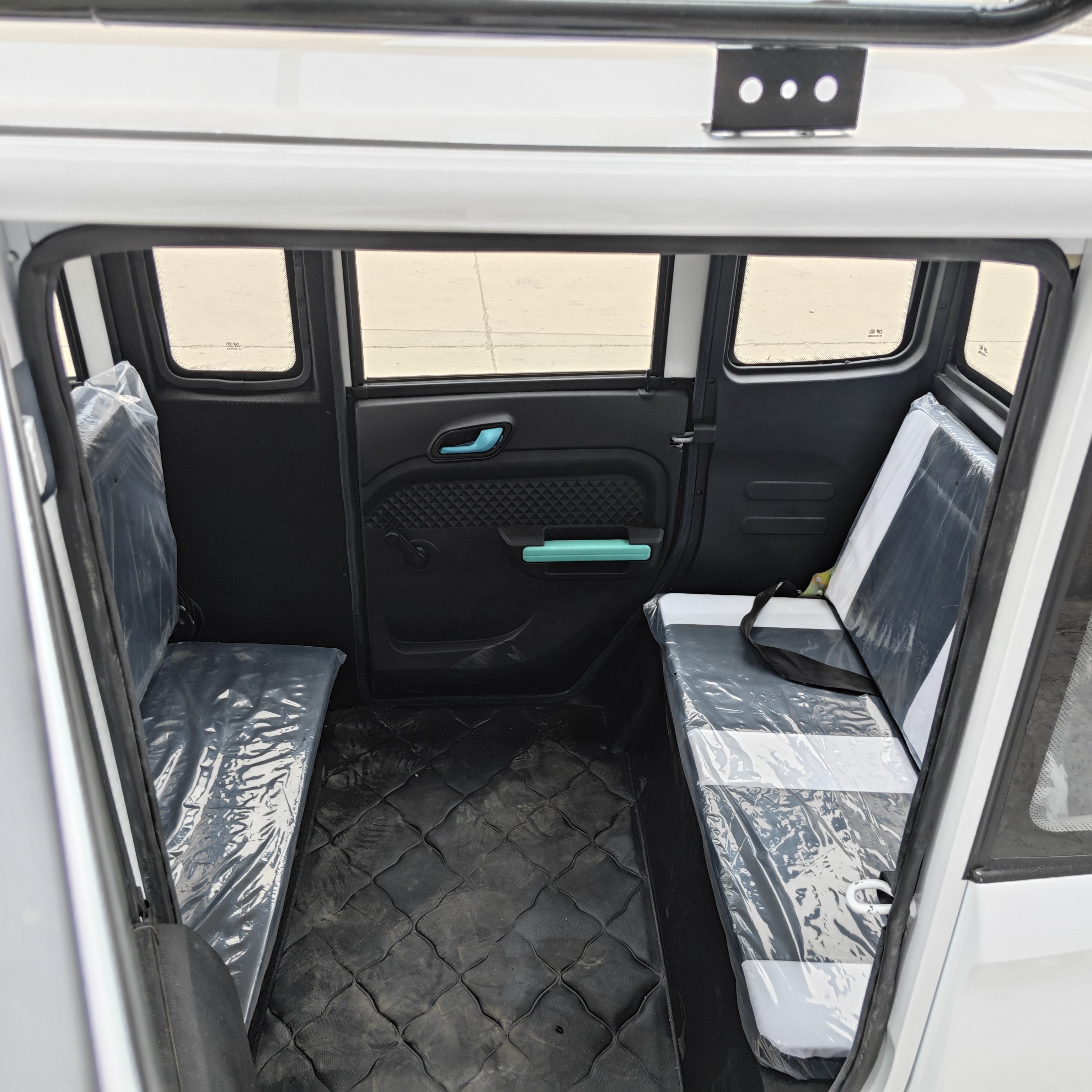 Made in China Hybrid MINI Ev BUS Cheap and Hot Sale Electric Bus Mini Electric E Car for Adults New Energy Vehicle