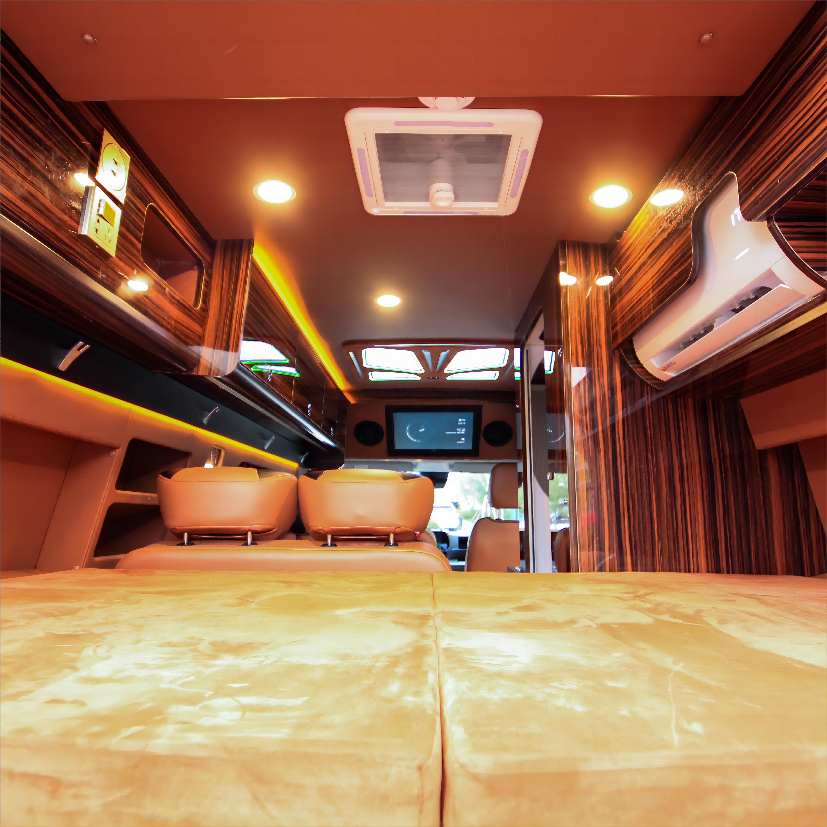 QXN RV B610 Diesel 6-Seater Used Car Turbo Engine Automatic Gearbox Hydraulic Steering System R16 Tire Size FWD Bus Type