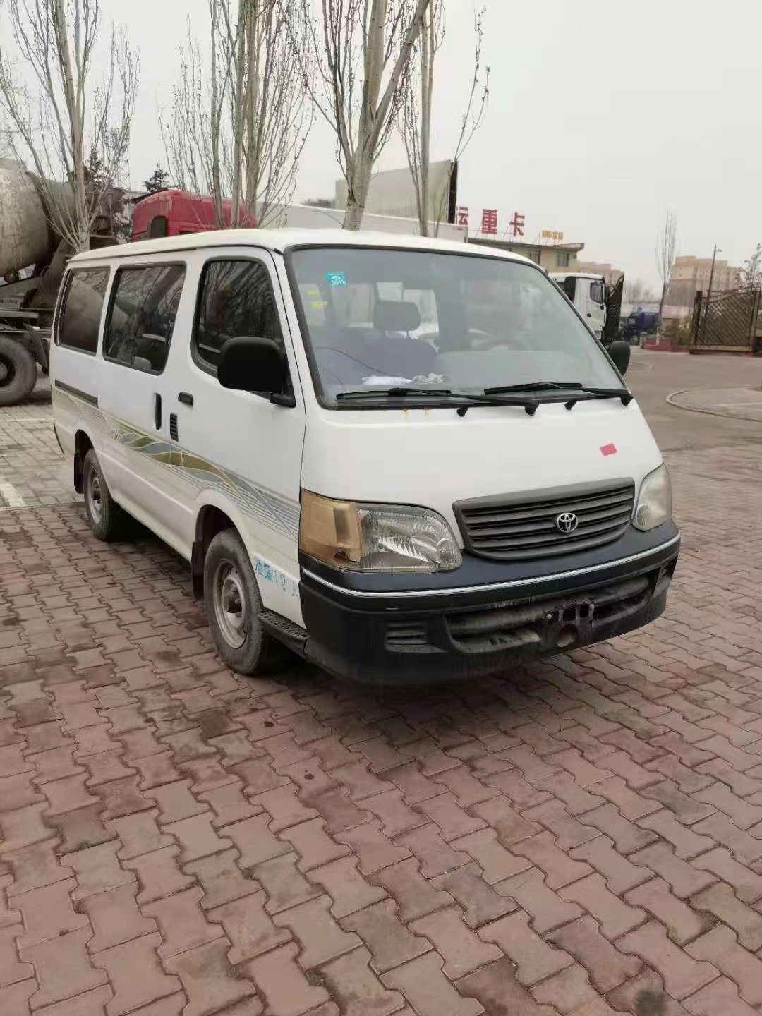 50% OFF Get the Best Deal on a TOYOTA HIACE Passenger Van With Euro 2 Emission Standard and a Robust 2694ml Engine