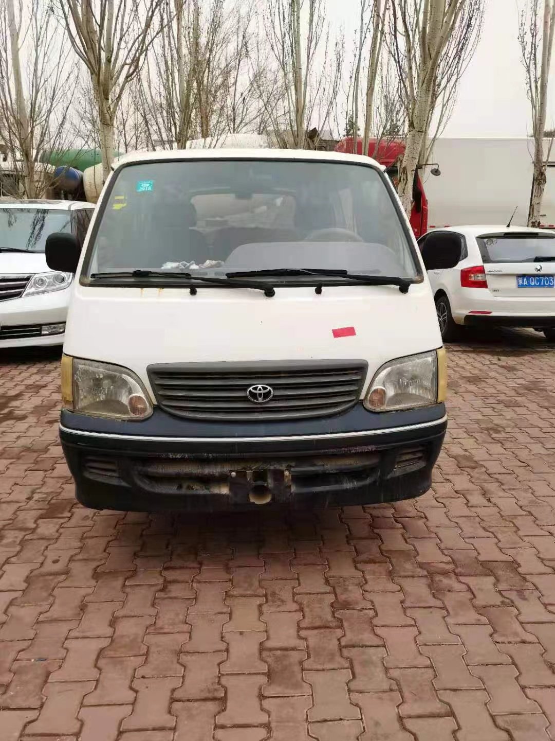 50% OFF Get the Best Deal on a TOYOTA HIACE Passenger Van With Euro 2 Emission Standard and a Robust 2694ml Engine