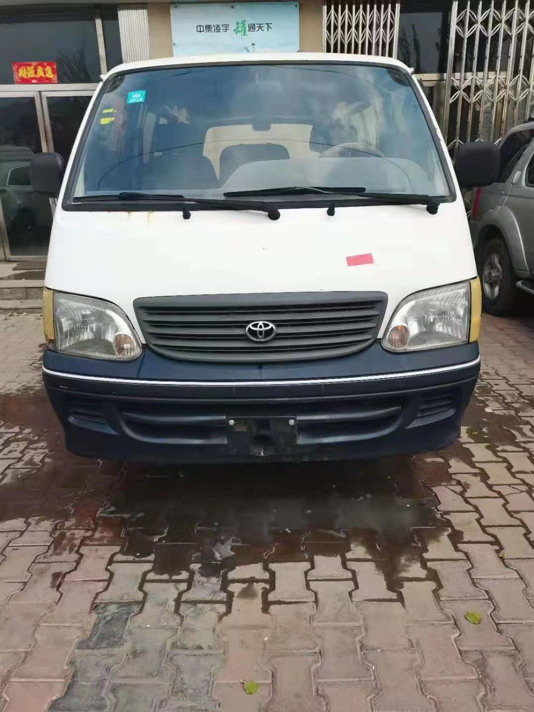 50% OFF Get the Best Deal on a TOYOTA HIACE Passenger Van With Euro 2 Emission Standard and a Robust 2694ml Engine