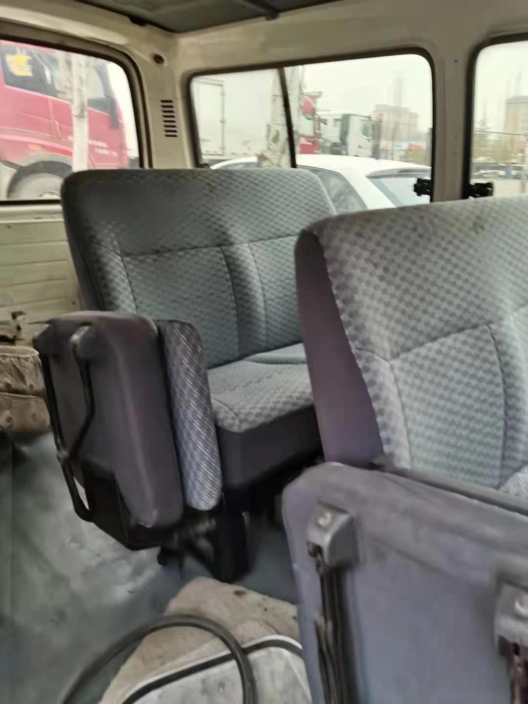 50% OFF Get the Best Deal on a TOYOTA HIACE Passenger Van With Euro 2 Emission Standard and a Robust 2694ml Engine