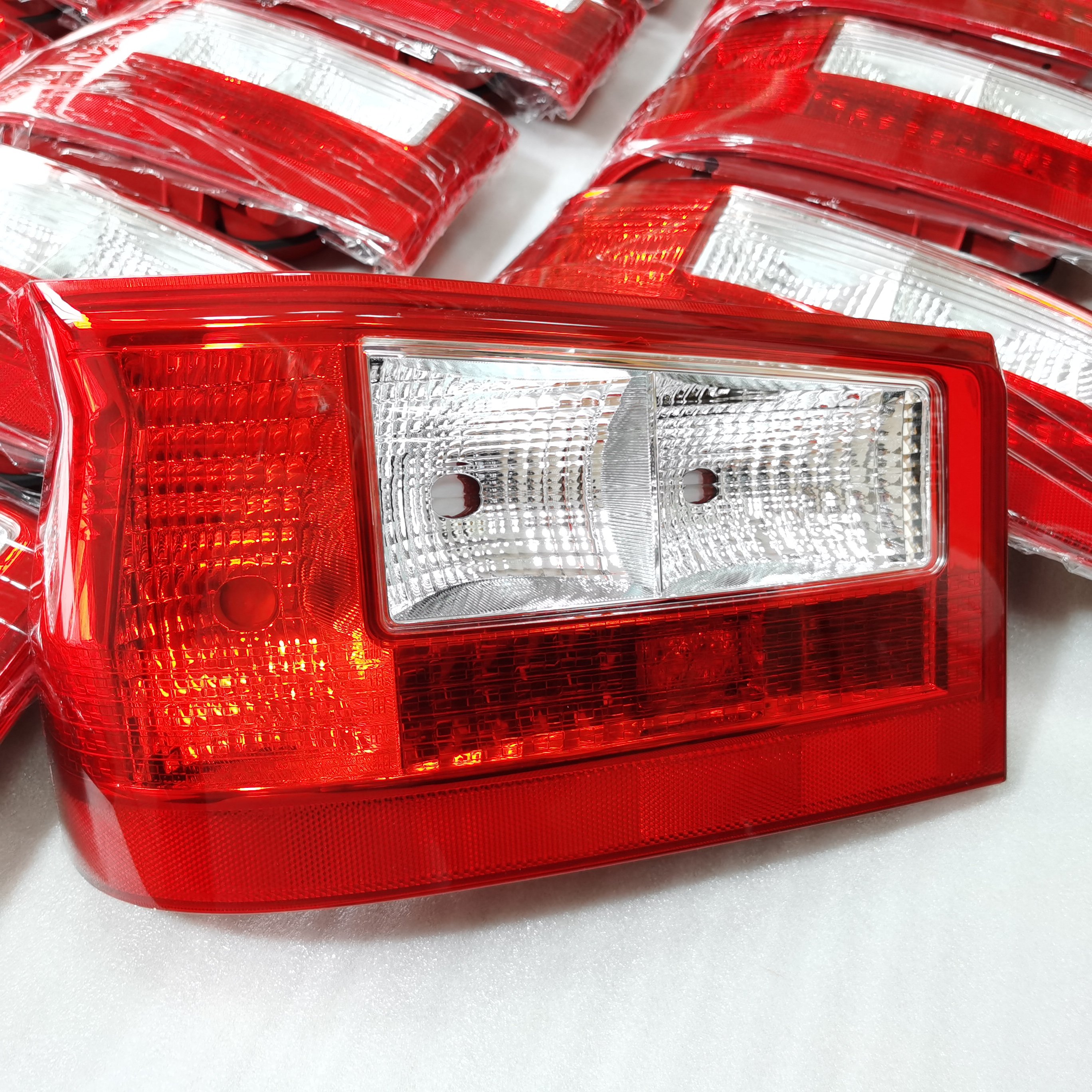 LED TOP Lamp Top Quality Bus Part OEM 81551-36420 81561-36310 for Toyota Coaster BB20 BB40 HZB50 HZB70 PC Size TAIL Light