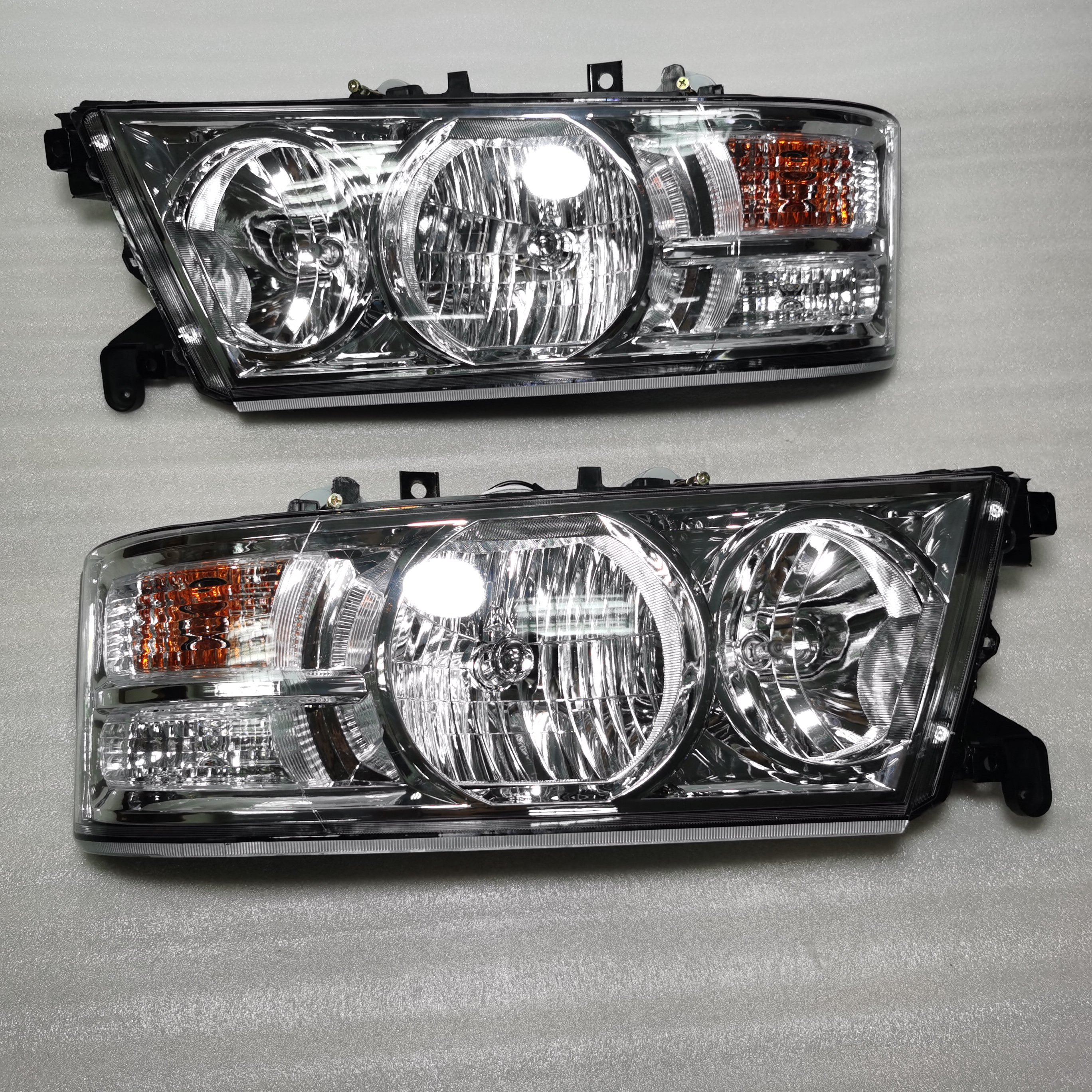 LED TOP Lamp Top Quality Bus Part OEM 81551-36420 81561-36310 for Toyota Coaster BB20 BB40 HZB50 HZB70 PC Size TAIL Light