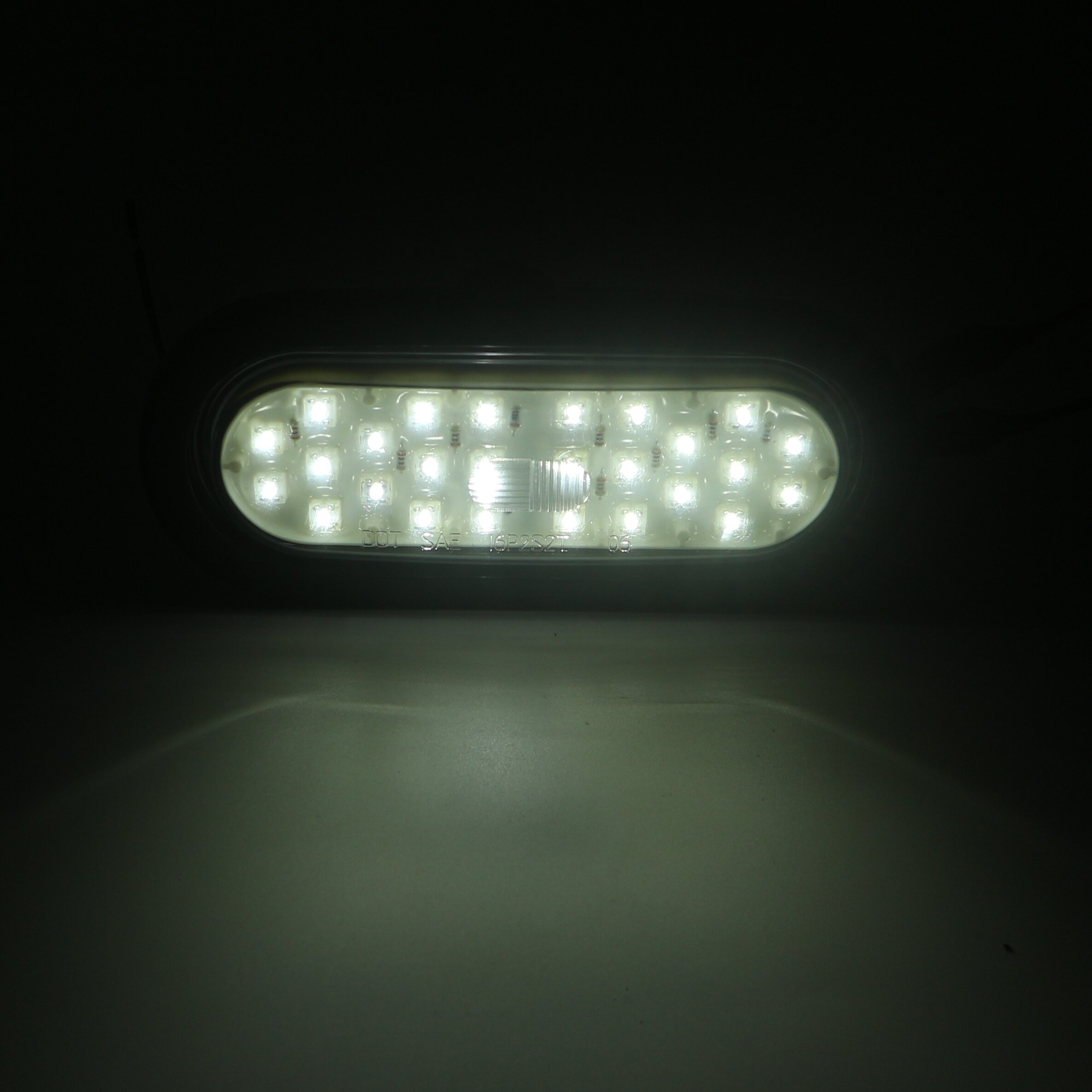 Good Price Oval Truck Work Light Clear Stop Light High-quality Tail Lamp 10-30V IP67 with DOT SAE Certification