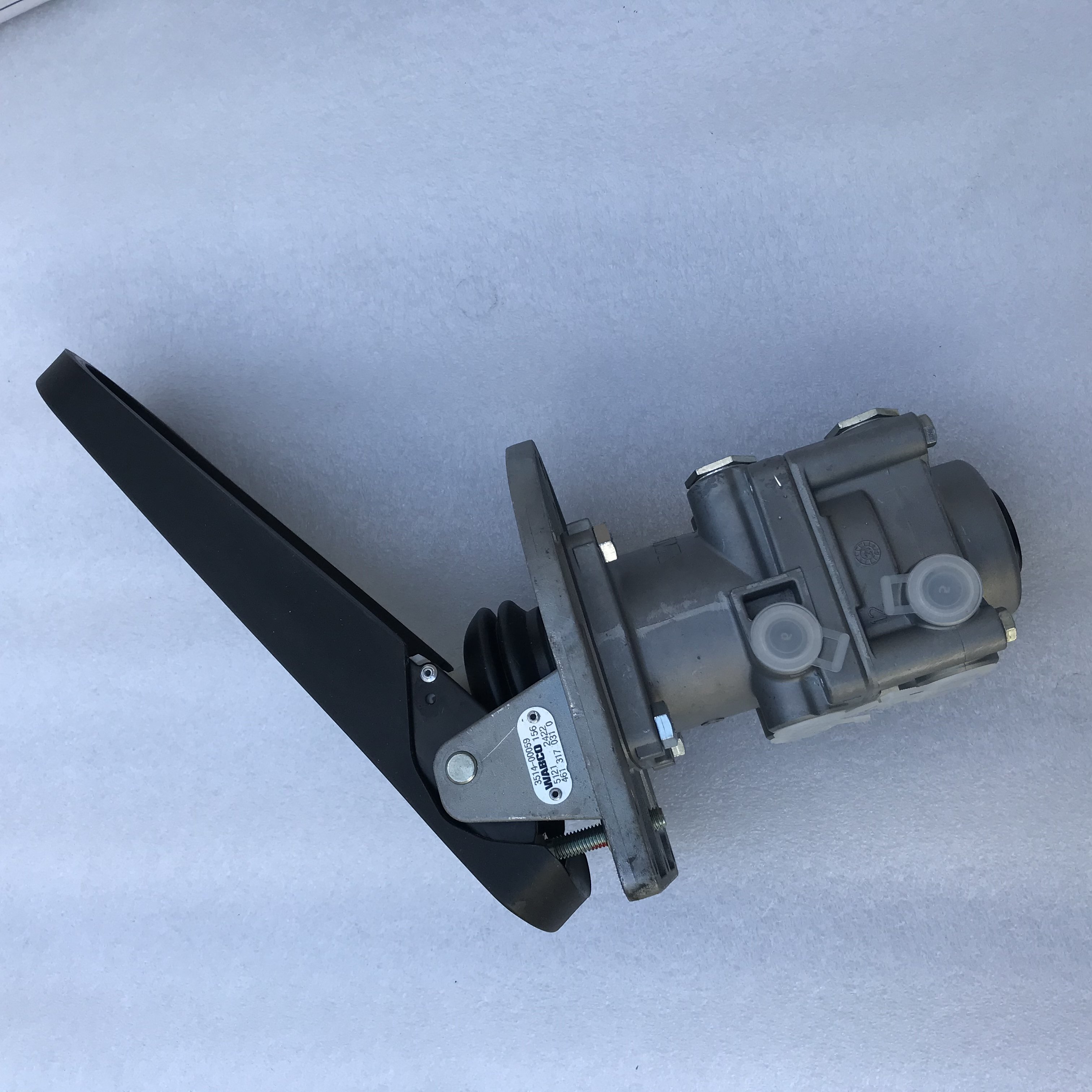 High Quality Brake System Foot Brake Valve for Universal Bus Parts