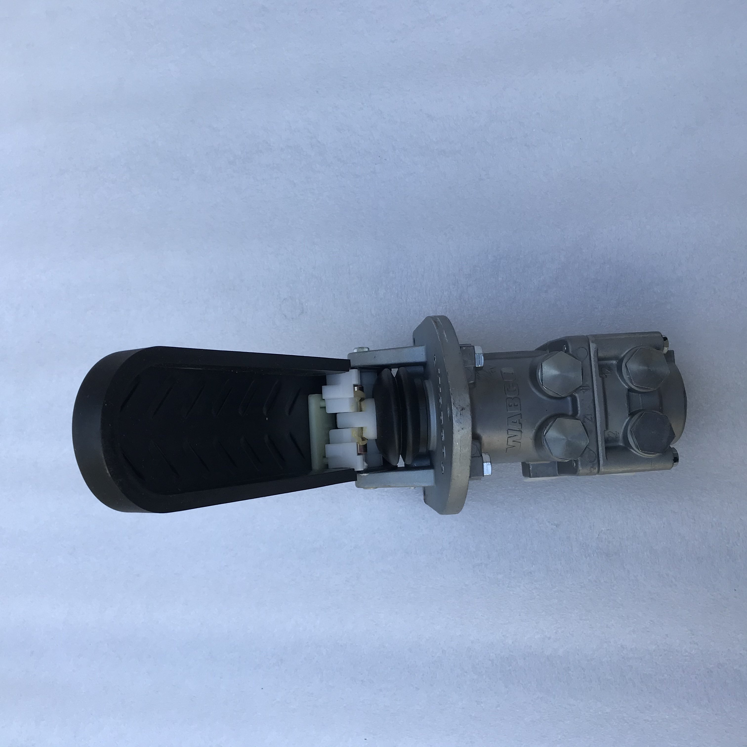 High Quality Brake System Foot Brake Valve for Universal Bus Parts