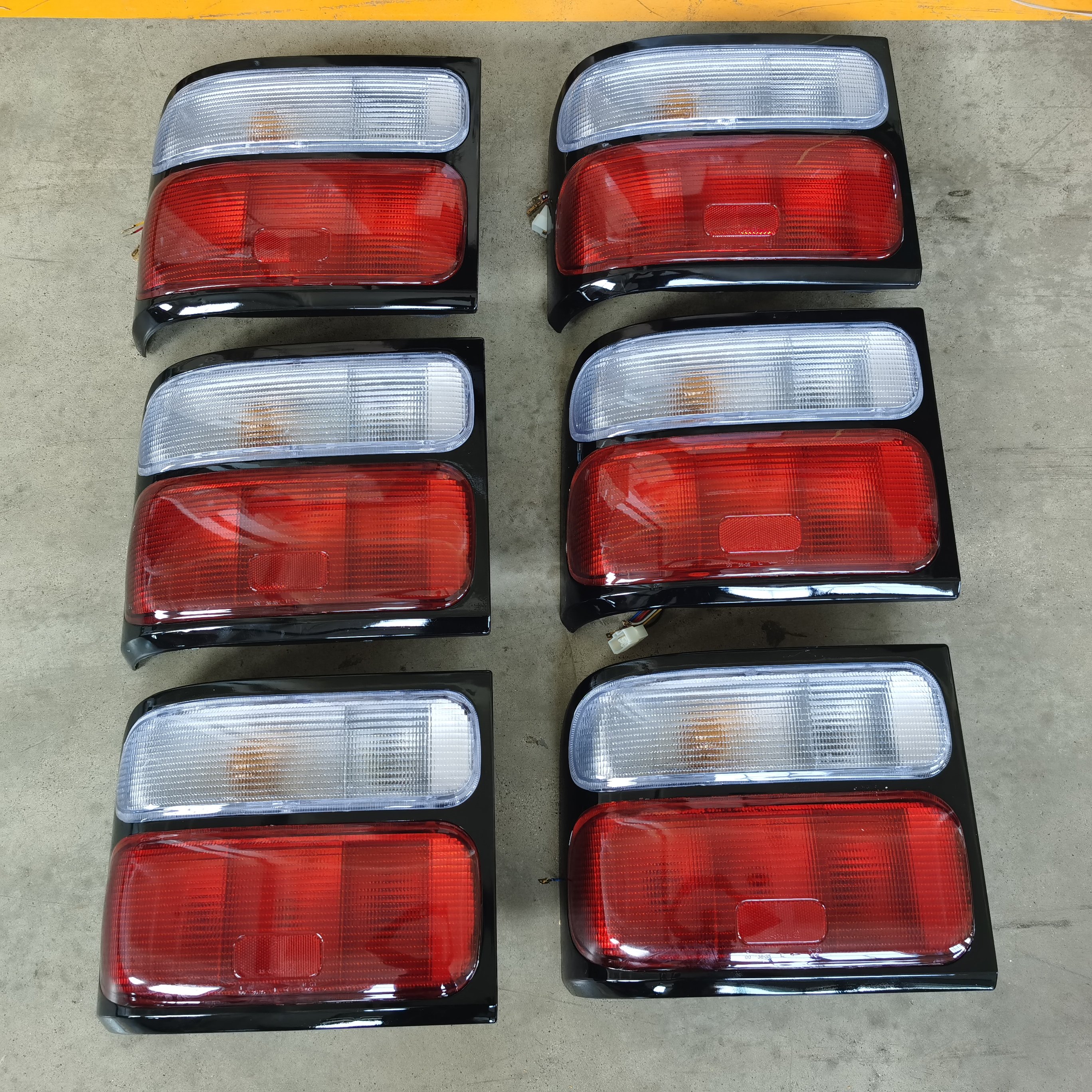 LED Tail Lamp Top Quality Bus Part OEM 81551-36420 81561-36310 for Toyota Coaster BB20 BB40 HZB50 HZB70 PC Size TAIL Light